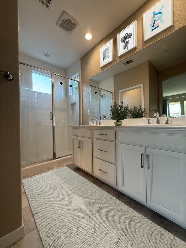 Foto del edificio - Stunning 3 bedroom and 2.5 bathroom home in McKinley Village!