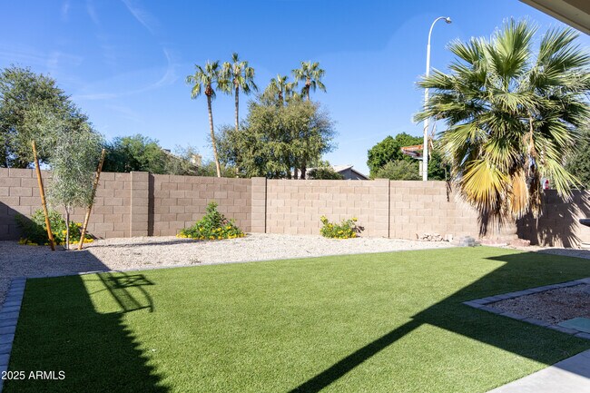 Foto del edificio - 1294 N Blackstone Dr