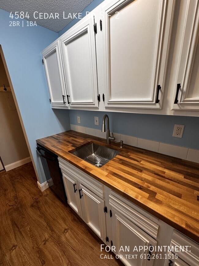 Foto del edificio - 4584 Cedar Lake Rd S