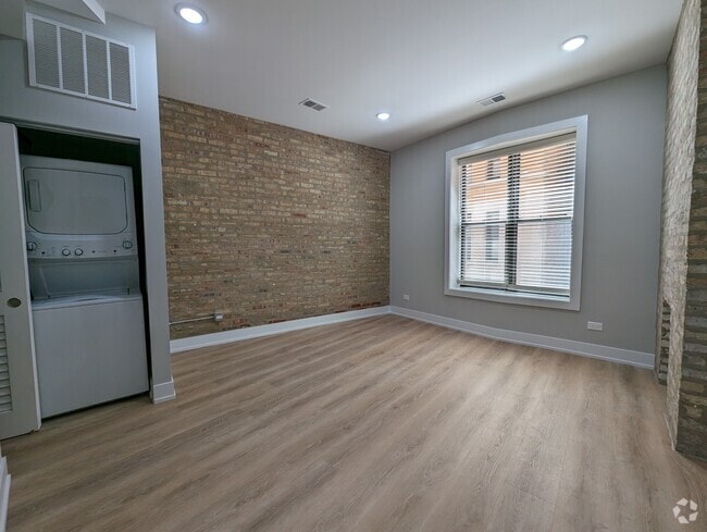 Building Photo - 440 W Belden Ave