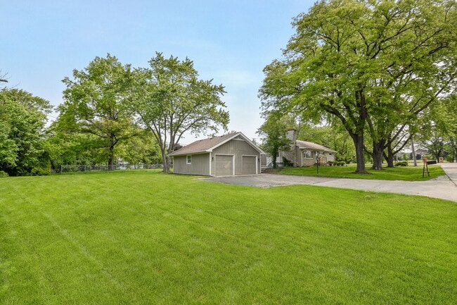 Building Photo - 493 Sunset Dr