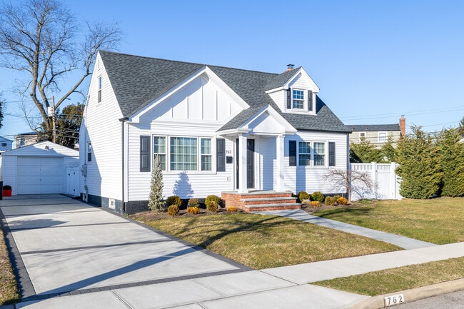 Building Photo - 762 Caryl St