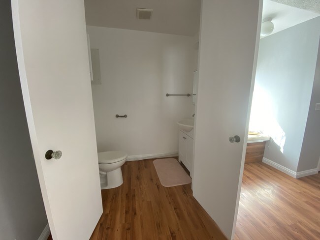 Foto del edificio - 5208 Wilkinson Ave