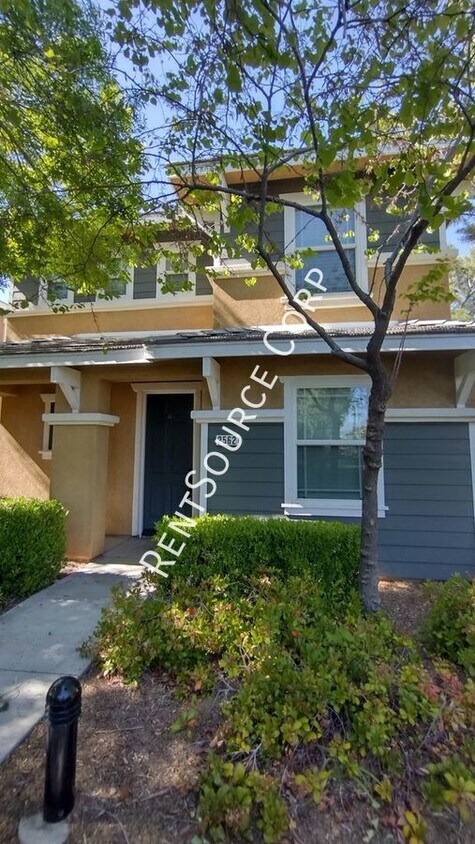 Foto principal - Beautiful 4 Bedroom 3 Bathroom Townhome fo...