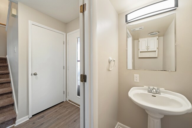 Foto del edificio - Charming 2-Bedroom townhome available Now!