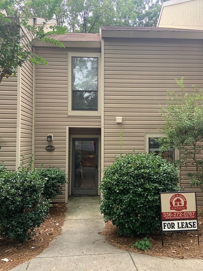 Building Photo - 225 Village Ln
