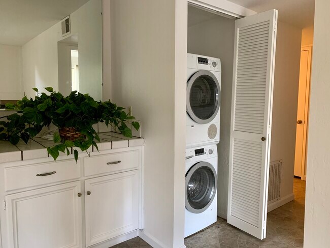 Washer/Dryer - 49 Showers Dr