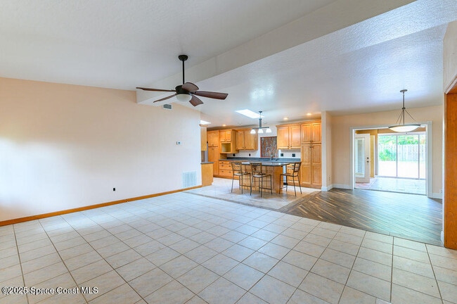 Building Photo - 320 Pine Tree Dr