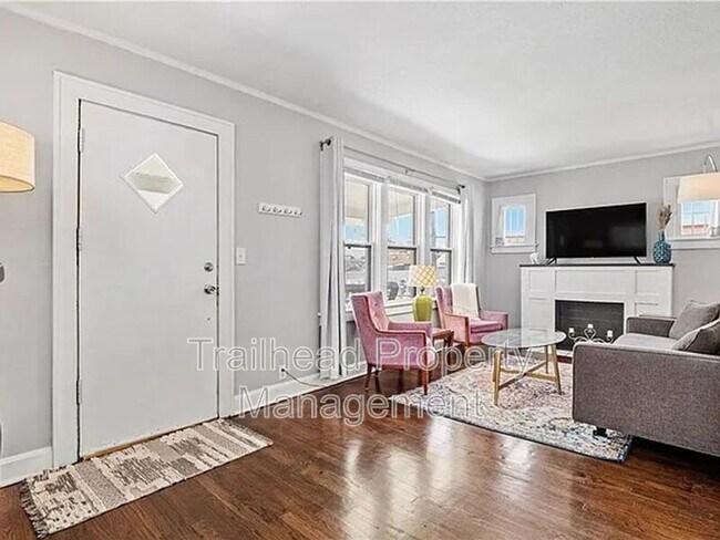 Building Photo - 46 W 74th St