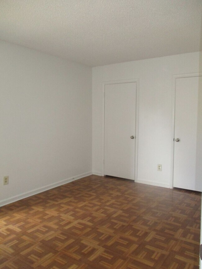 Foto del edificio - Lovely duplex close to base, shopping and area dining. Large open backyard great for cookouts. Fe...