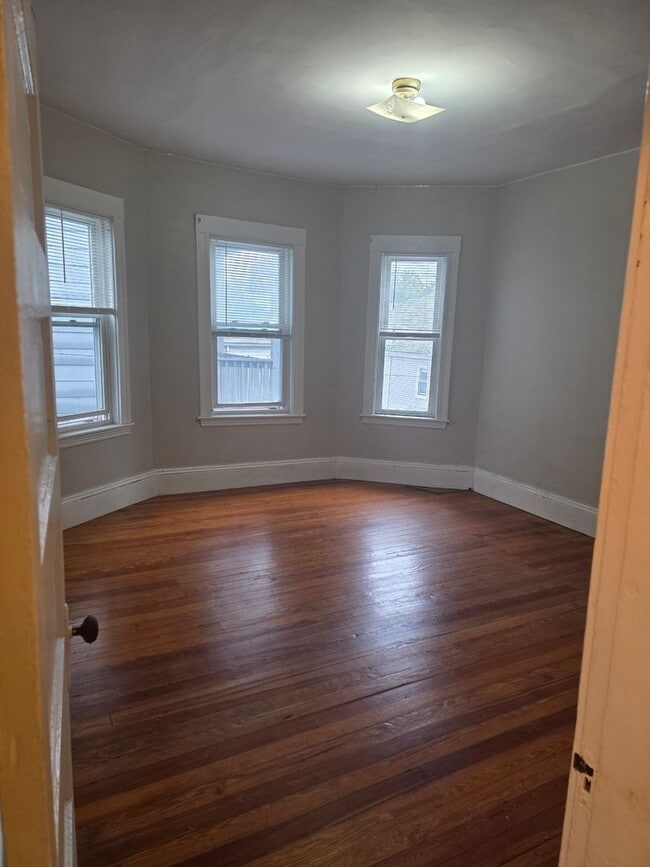 Building Photo - Great location; Spacious Oak Sq. 4bd w/ Po...