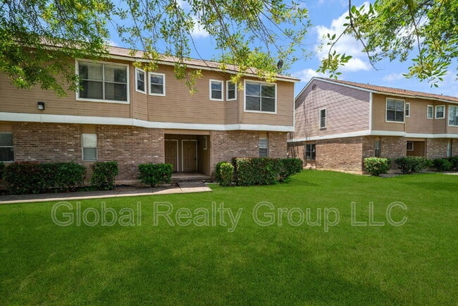 Building Photo - 909 Schertz Pkwy