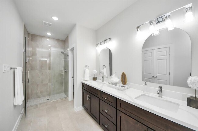 Building Photo - 5205 Kenilwood Dr