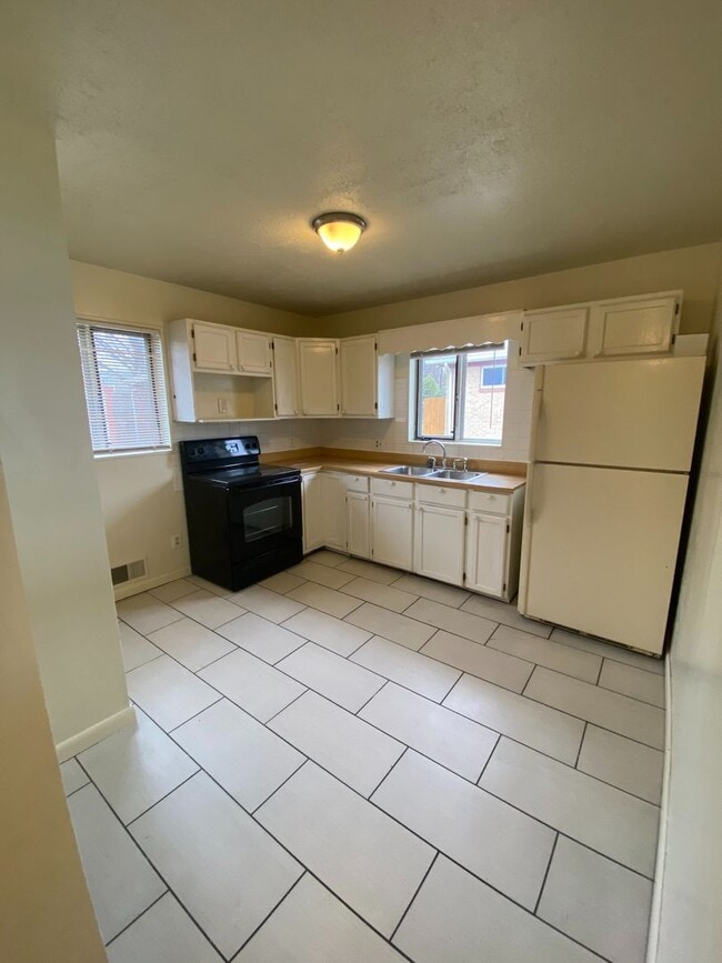 Building Photo - Charming 4 bed/2 bath Brick Home! Availabl...