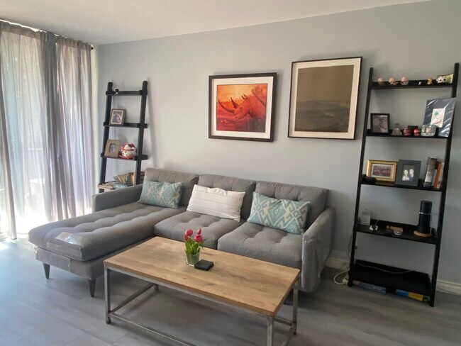 Foto del edificio - 8740 Tuscany Ave