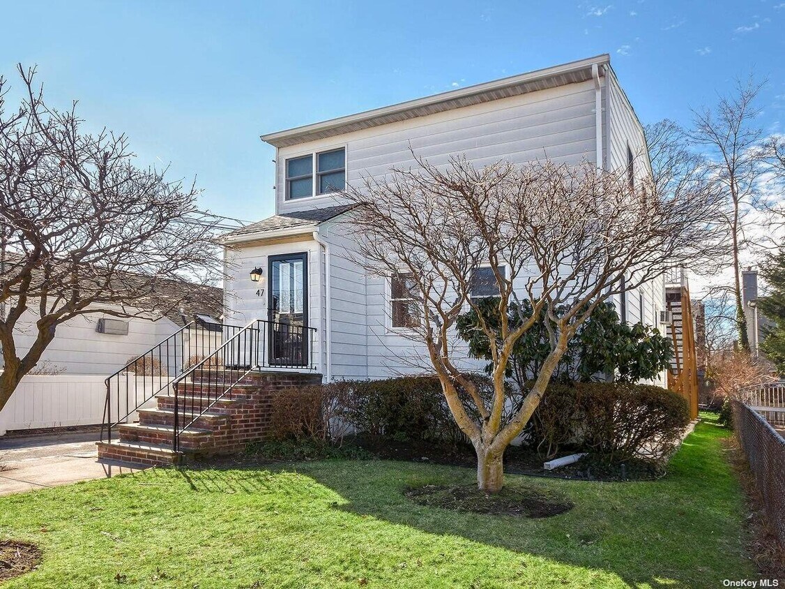 47 Edgewood Rd Unit A, Port Washington, NY 11050 Room for Rent in