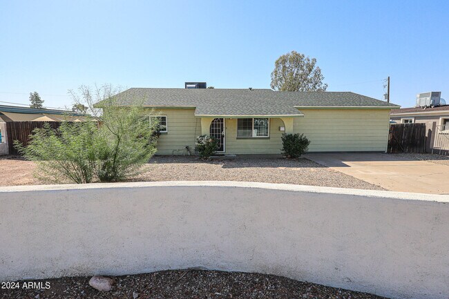 Building Photo - 3021 W Greenway Rd
