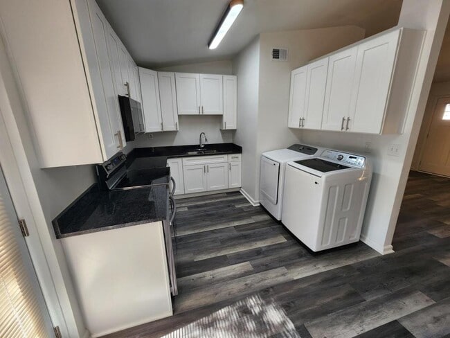 Building Photo - 3521 Jackson Dr