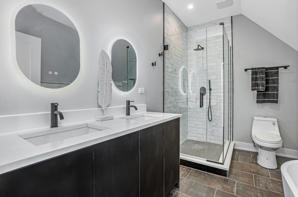 Main bath - 3330 S Indiana Ave