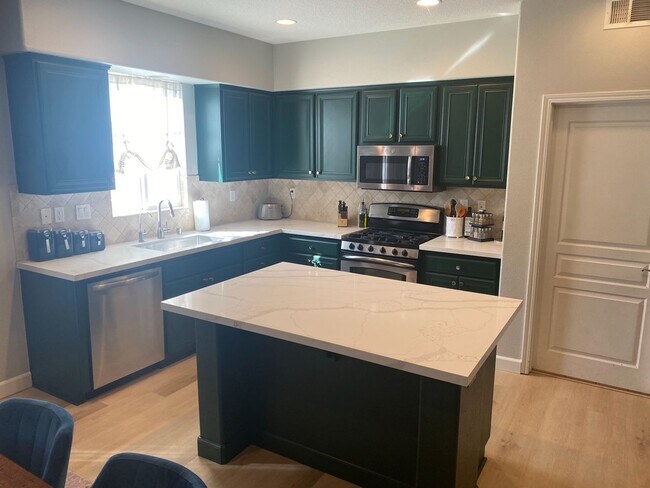 Foto del edificio - Spacious 4-Bedroom Townhome with Downstairs Bed/Bath in Creekside!