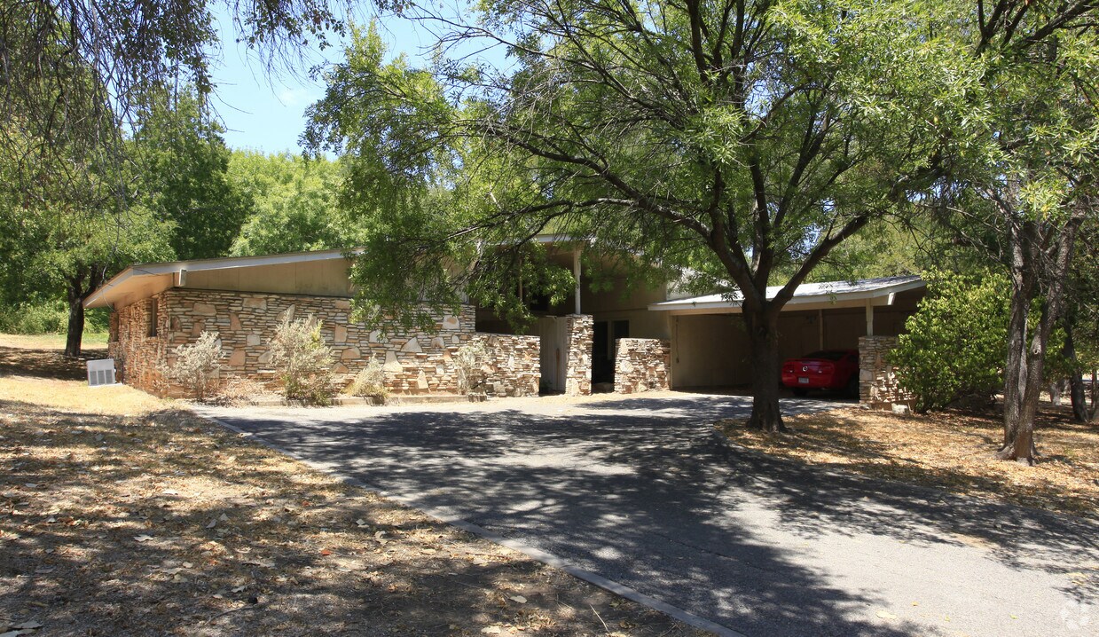 Primary Photo - 100-104 Bulian Ln