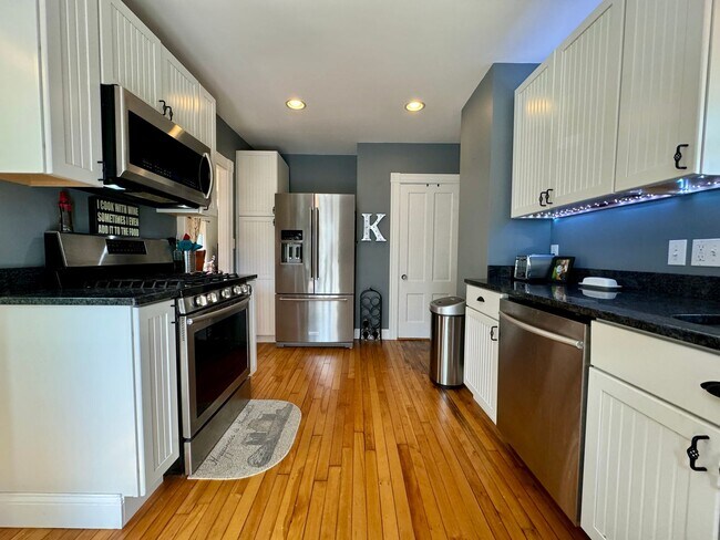 Foto del edificio - 3BD/1.5BA South Portland Single Family Home!! W/D In-Unit & Storage in Basement & Shed! Available...