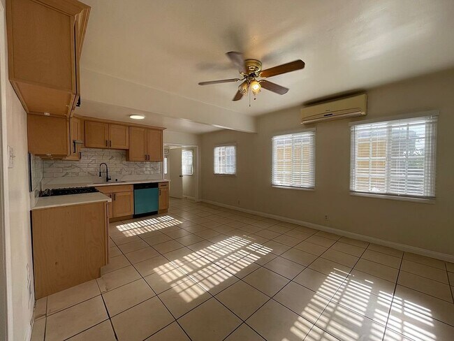 Foto del edificio - 8449 Grand Ave