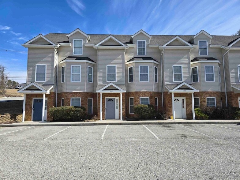 Primary Photo - 102 Sutherland Dr