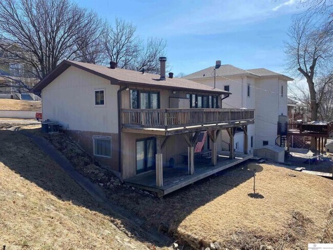 Foto del edificio - 616 S 3rd St Apt A Upper