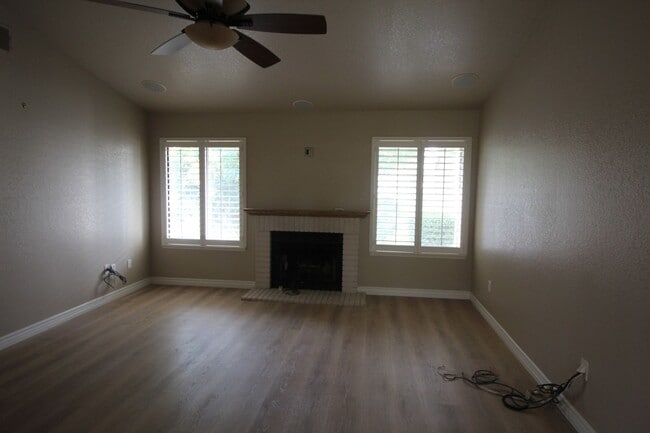 Building Photo - Kroll Way #115