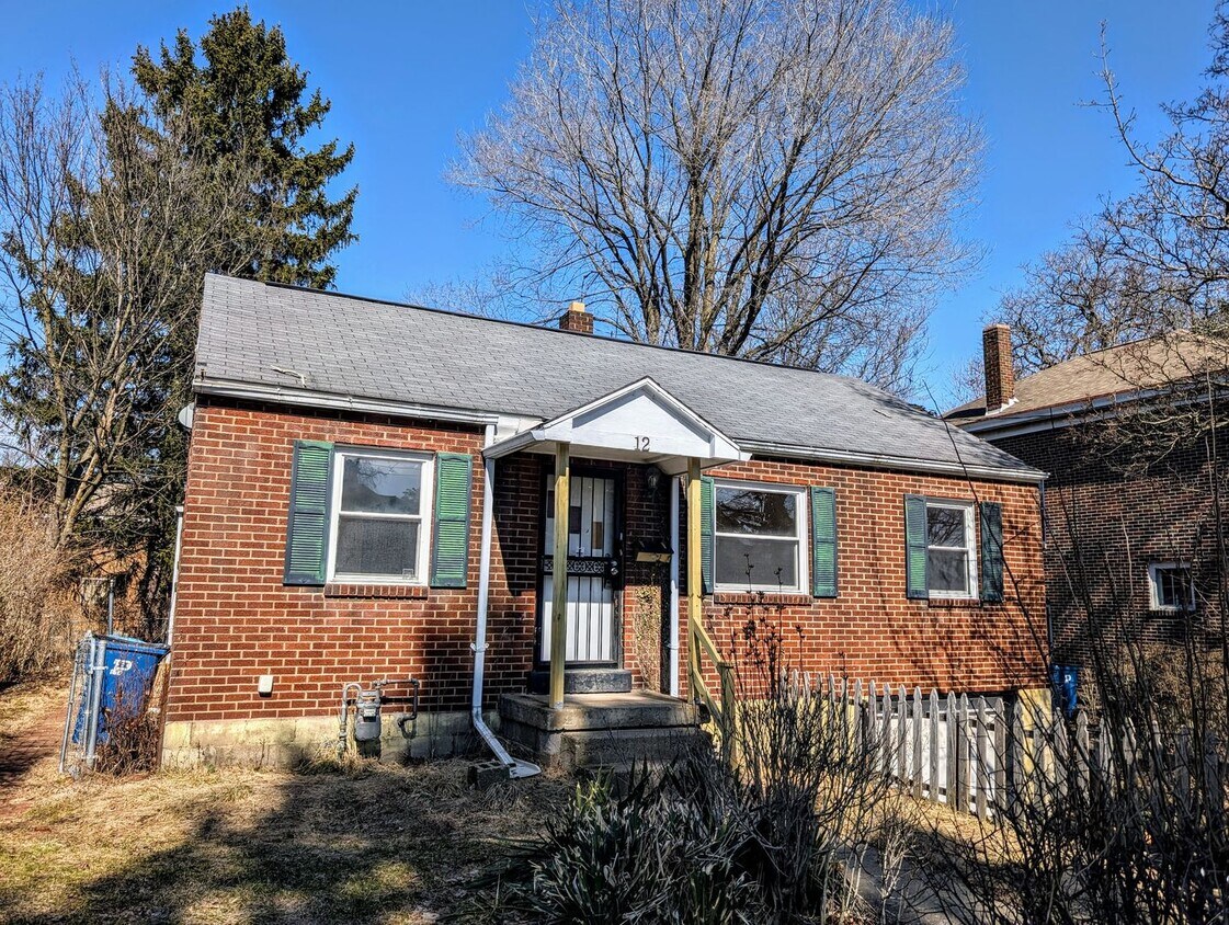 Foto principal - 3 Bed, 1 Bath Home w/ Finished Attic, Sunr...