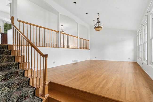Building Photo - 710 E Valley Ln
