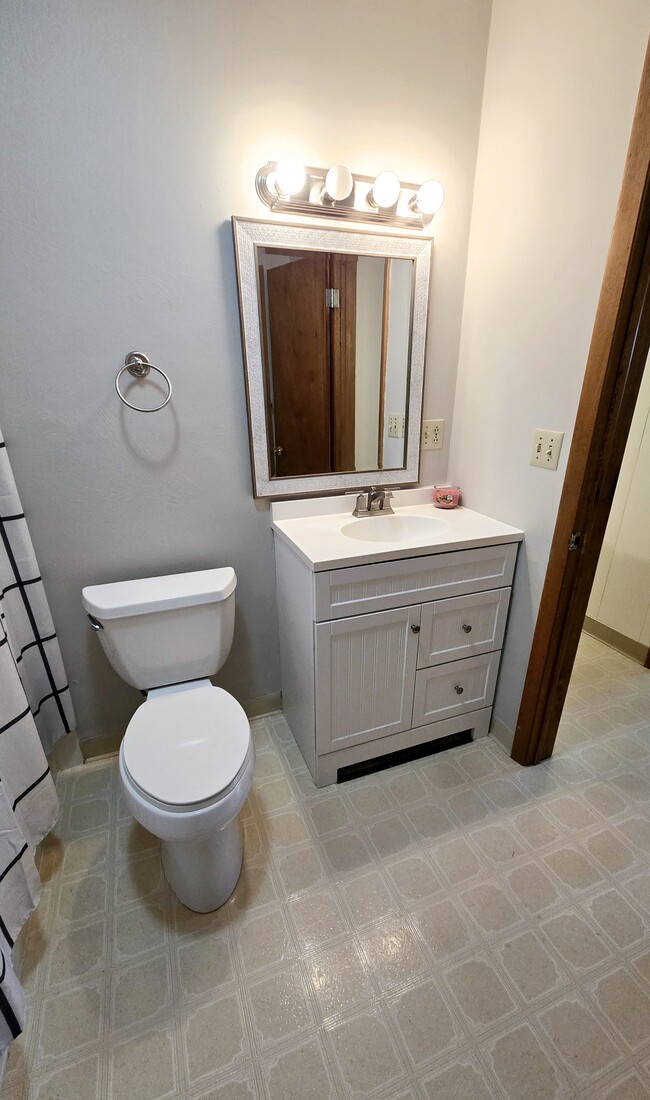 Bathroom - 2902 Raspberry St