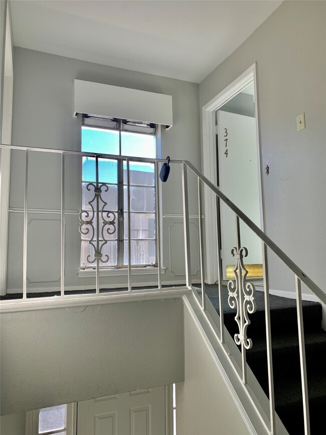 Foto del edificio - 374 N Post Oak Ln