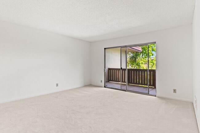 Foto del edificio - Modern 2-Bedroom Condo with Pool and Koi Pond Views