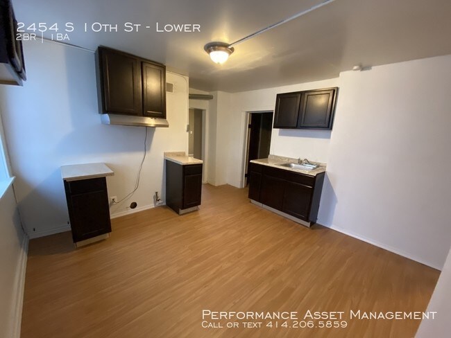 Building Photo - Cozy 2br South Side garden level unit