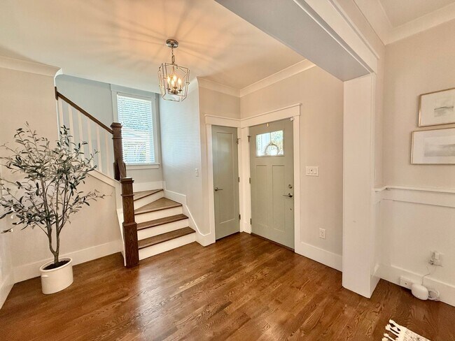 Building Photo - Stunning 3BD, 2.5BA Downtown Raleigh Home with Modern Updates, Large Fenced In Backyard, Fire Pit...