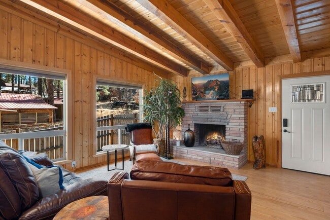 Building Photo - 402 4th St