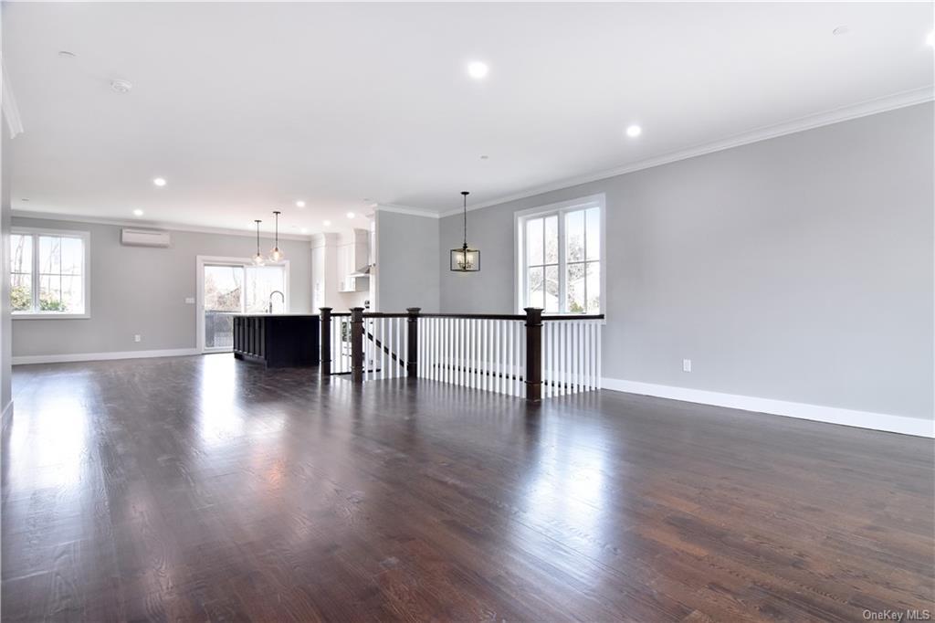 Primary Photo - 13 English Ln