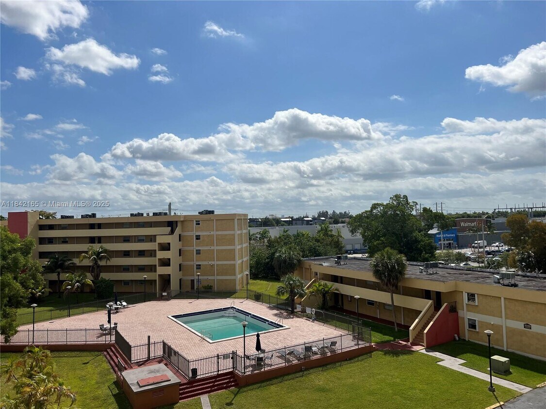 Primary Photo - 9210 Fontainebleau Blvd