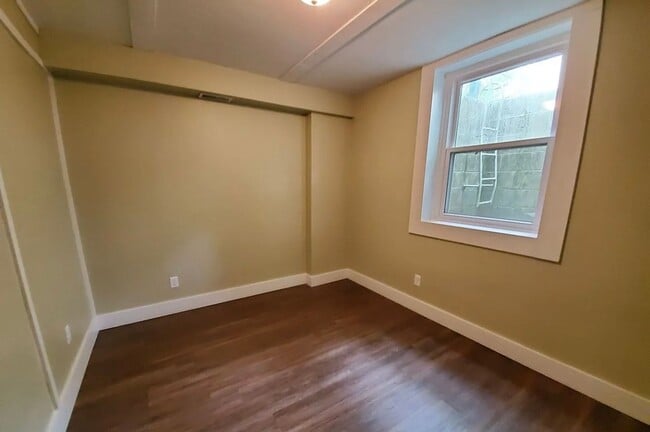 Building Photo - Spacious 6BR/3BA Home – Walk to IU Campus!