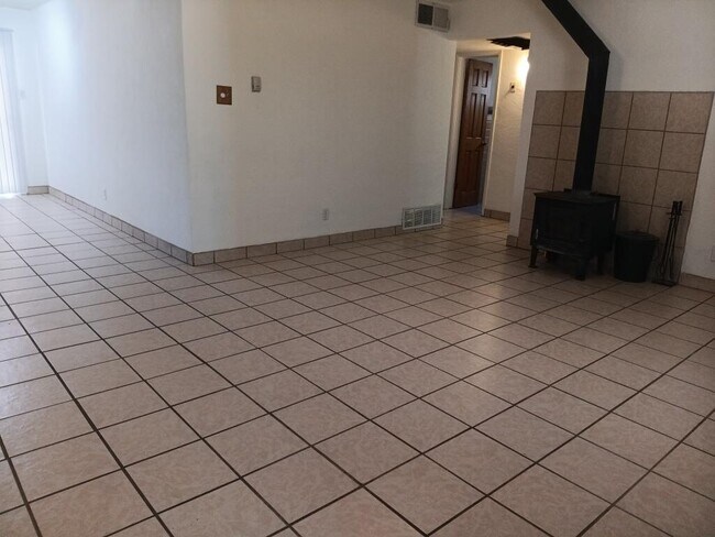 Foto del edificio - 1414 Erbbe St NE