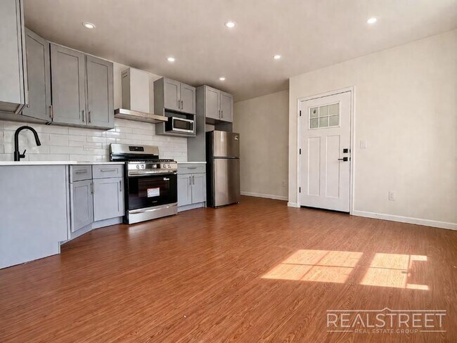 Foto del edificio - Sun-Filled 2 Bed / 2 Bath w/ King Primary, Walk-In Closet – Steps from Gates J