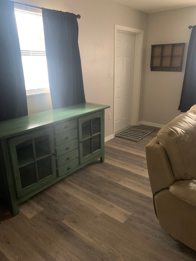 sala de estar - 1937 Collier Ave