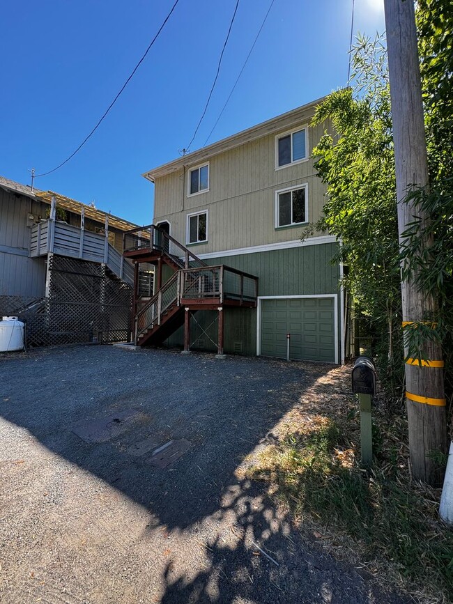 Foto del edificio - 1843 Square Foot River Front two level hom...
