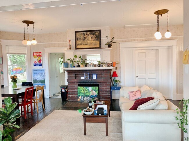 Building Photo - PRELEASING: Classic N Garden 6 bdrm/2 bath near WWU North Campus