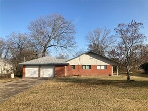 Building Photo - 1942 Center St