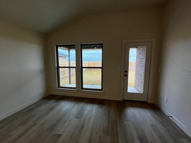 Foto del edificio - 2028 Cottonwood Ave