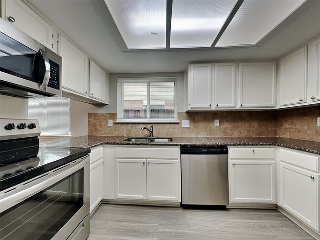 Building Photo - 8615 Riverside Walk Ln