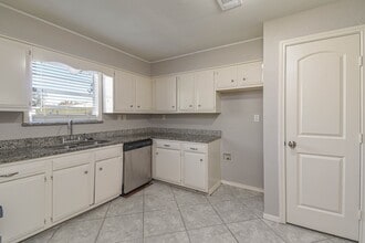 Building Photo - 208 17th Ave N